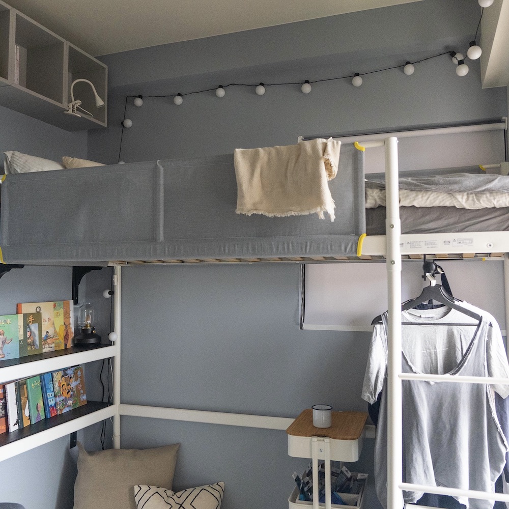 小房間改造 - 高腳床與牆面收納打造舒適臥房【灰藍天空】 - Lo-Fi House