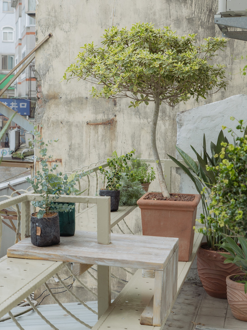 充滿綠意的露天陽台設計 - 城市中的歐式小庭園【綠咖的陽台】 - Lo-Fi House